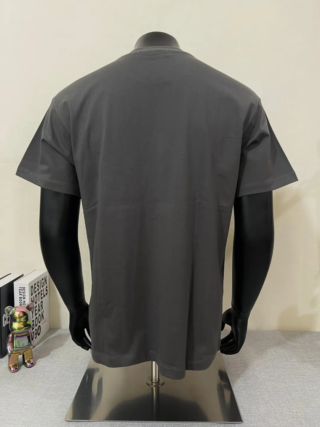 P140 STONE ISLAND top version, differentiated currency, 2025ss official website synchronization, embroidered small label LOGO short-sleeved T-shirt, 64 counts, high density 240g double yarn pure cotton, imported machine embroidered small label, embroidered letters are clean and neat, supports NFC scanning code to enter GW, YB ready-to-wear fabric collar hemming, shoulder bone and tight thread It will not deform after being worn for a long time. It has been washed with high temperature for 4 times. It does not fade, shrink or pill. It is comfortable and stretchable. It is a must-have wardrobe item. Same style for men and women. Five colors: lilac gray, dark gray, white, black, copper brown. Size: XS-L. Maximum L can wear 200 pounds.